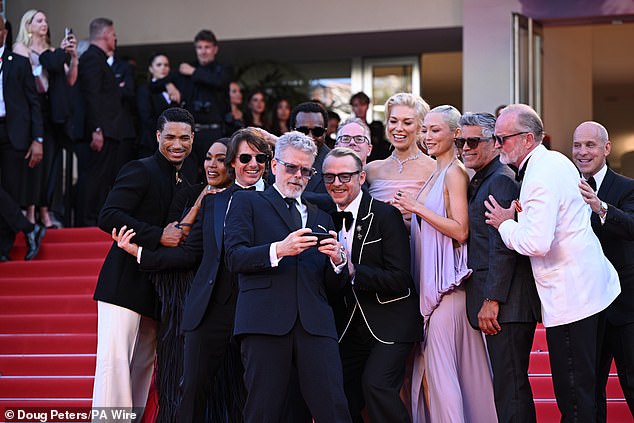 Skupina sa zvijezdama tada se svi nagnula kako bi dobro pogledala sliku prije nego što će bez sumnje pogoditi društvene medije