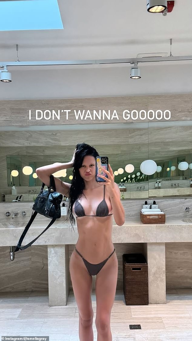 Na ovoj slici ponovno je bila u kupaonici, ali imala je bikini