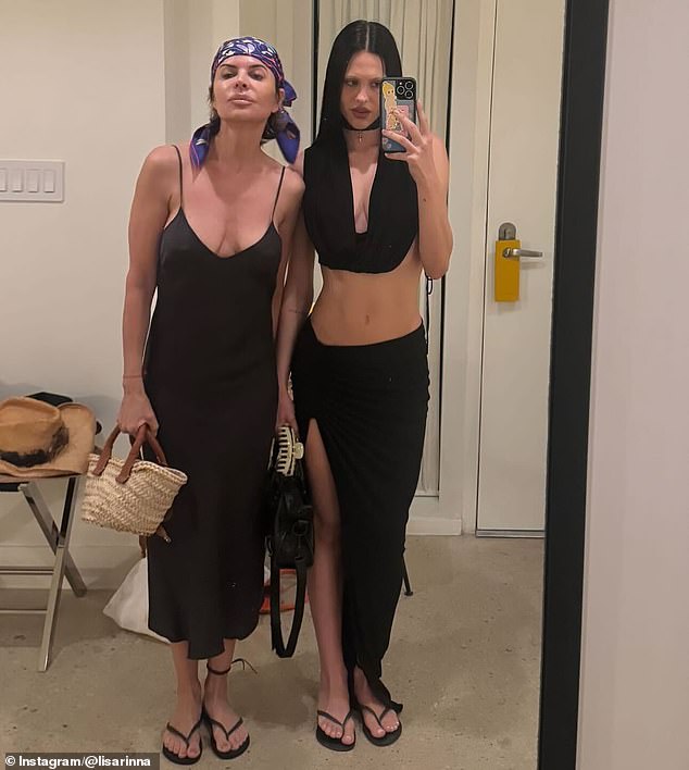 U ovom snimku obje su žene imale na crnim flip flopovima