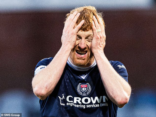 Dundee napadač Simon Murray ne može sakriti svoju tjeskobu zbog sporne kasne odluke