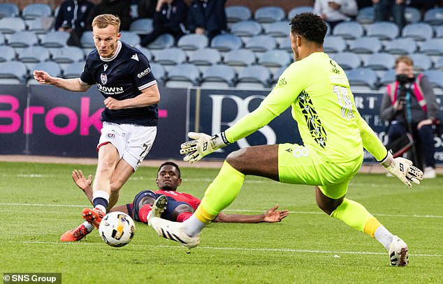 Scott Tifoney puca kući 55. minutni gol koji je izgledao kao da je osigurao Dundeeov opstanak