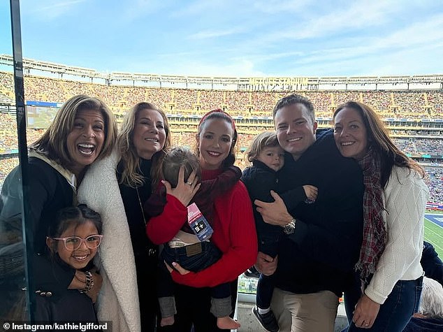 Od odlaska u mirovinu, Kathie Lee i Hoda usredotočene su uglavnom na provođenje kvalitetnog vremena sa svojom djecom i, u Giffordovom slučaju, unuke (na slici 11. prosinca)