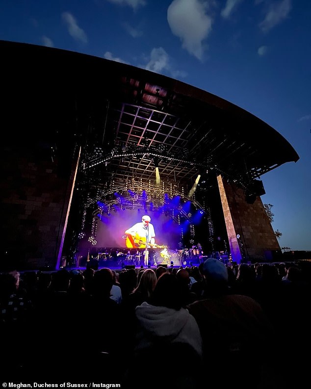 Četvrta slika pokazala je da je Taylor nastupio na pozornici tijekom emisije u zdjeli Santa Barbara