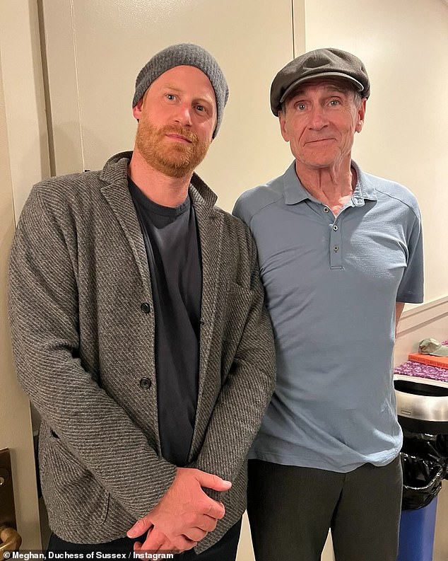 Među četiri snimka koje je dijelila glumica odijela bila je i jedan od Harryja kako pozira s Taylor