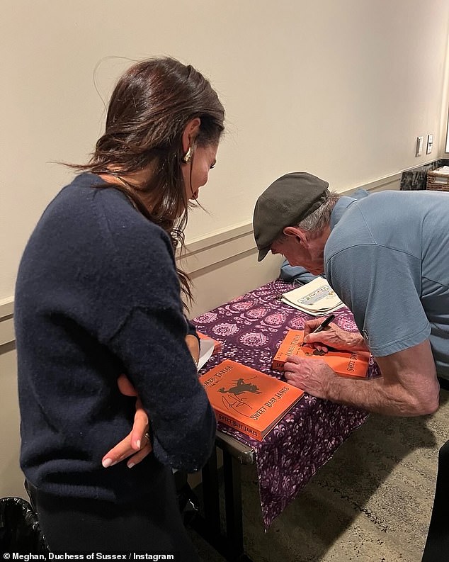 Meghan se također zahvalila legendarnom glazbeniku nakon što se pojavio da joj pokloni s nekim potpisanim kopijima njegove pop-up knjige, 'Sweet Baby James'