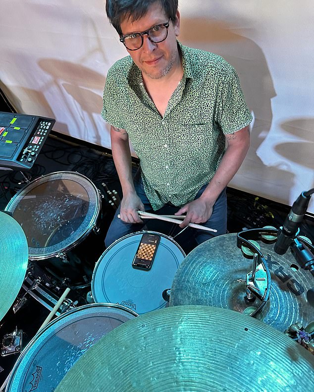 Ministarstvo za domovinsku sigurnost reklo je da je navedeno zakoniti stalni stanovnik i da je uhićen zbog izvanrednih naloga i kaznenog dosjea