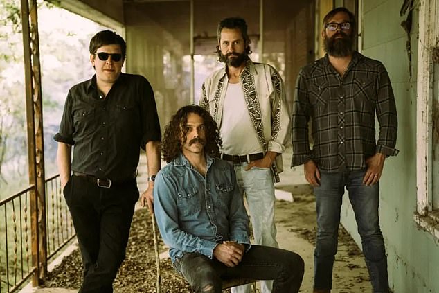 Ranije tijekom dana, bend je objavio koji je rekao (na slici lijevo) 'osigurala zakonsko zastupljenost „dodajući da„ uistinu ne znamo što se događa “