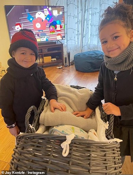 Najavljujući rođenje Xiaoa 2022. godine, Jay je na Instagramu podijelio dijeleći preslatku obiteljsku snagu