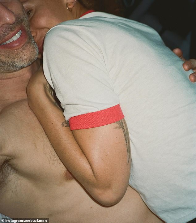 Zoe je njihov odnos postavila Instagram službenim dok je dijelila intimnu fotografiju sebe koju drži bez rukava, nasmijana Justin Saliman - koja je bivša Sofia Vergara