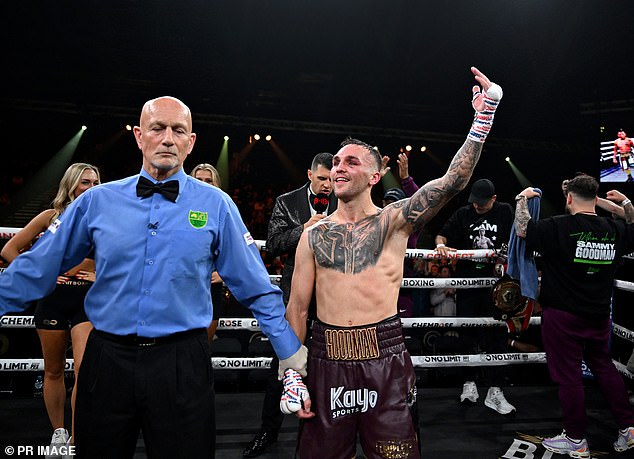 Goodman (desno) održao je rez za oko, što ga je prisililo da odgoji boju. Međutim, rez se ponovno otvorio prije odgojenog sastanka između para, prisiljavajući Aussie zvijezdu da padne