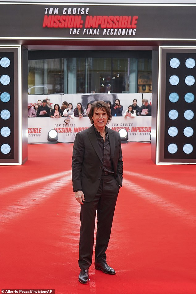 Glumac, 62, izgledao je večer dok je bavio crnim blejzerom i hlačama zajedno s odgovarajućom košuljom dok je pozirao za snimke na crvenom tepihu