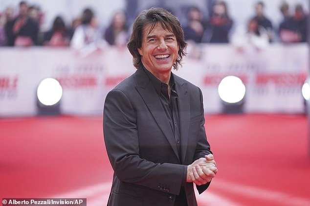 Tom, 62, izgledao je za večer dok je bavio crnim blejzerom i hlačama zajedno s odgovarajućom košuljom dok je pozirao za snimke na crvenom tepihu