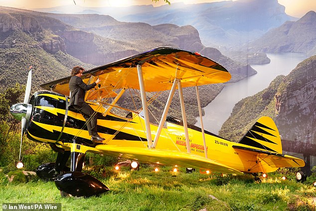 A čini se da je jedan avion na crvenom tepihu bio dovoljan jer je zvijezda tada natapana na vrhu druge žute misije: nemogući zrakoplov