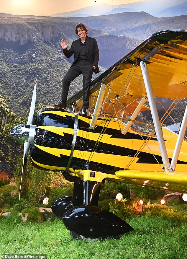 Utjelovio je svoj lik dok je pozirao pored scene za slike