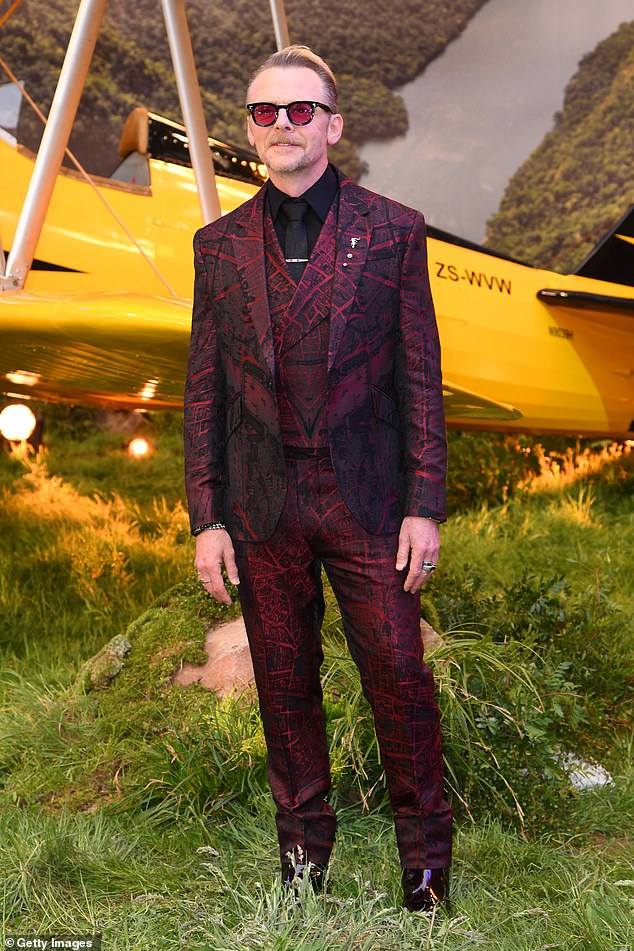 Tomu su se pridružili njegova suradnika i na ekranu Simon Pegg, koji je dao podebljanu izjavu u živopisnom crvenom i crnom odijelu i odgovarajućim crvenim sunčanim naočalama