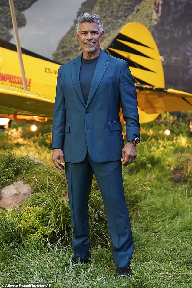 Esai Morales odlučio se za šareni izgled u elegantnom plavom ansamblu