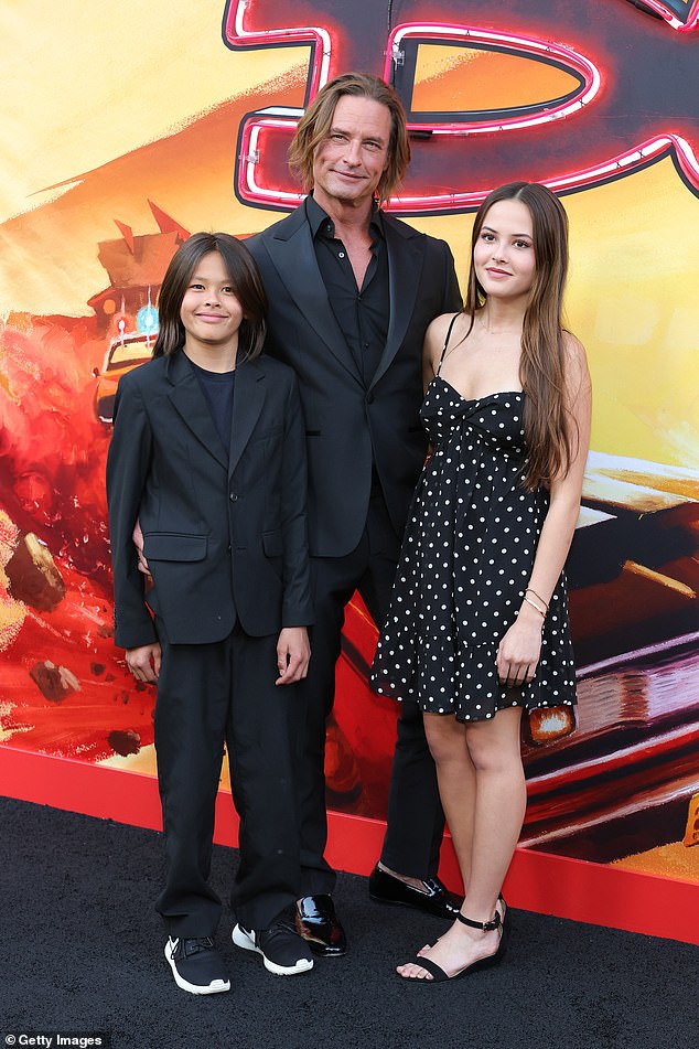 Josh je viđen sa svojom djecom Hunter Lee Holloway i Java Kumala Holloway na premijeri prošlog tjedna