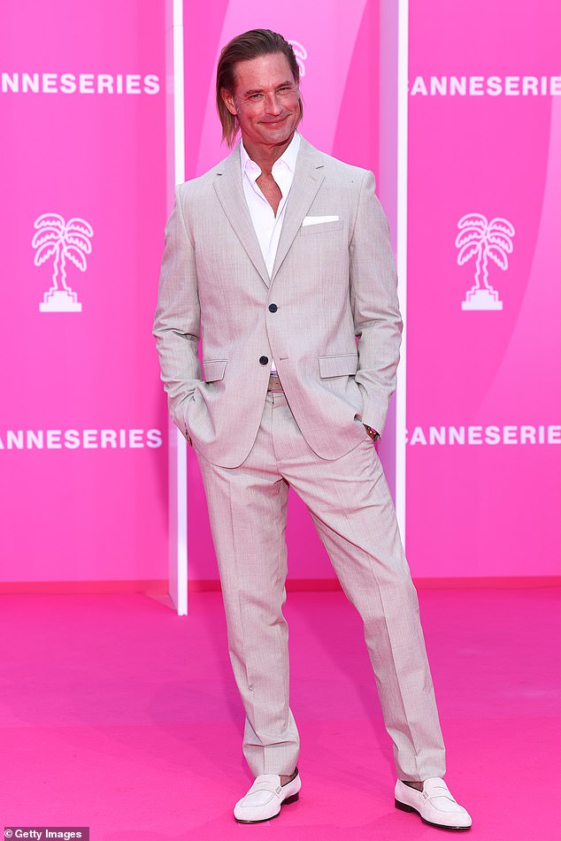 Na pitanje Hollywood Reportera je li to bilo njegovo ponovno usporavanje karijere, on je (viđen u Cannesu, Francuska prošlog mjeseca) odgovorio: 'Da. Zanimljivo je. Sigurno sam bacio peni preko pogrešnog ramena i slomio ogledalo dok sam to radio, jer mi je imalo teško sedam godina. 'Samo teško - ništa nije prolazilo. Morao sam se usredotočiti na svoju obitelj. Naučio sam klavir. Radio sam sve vrste različitih stvari '