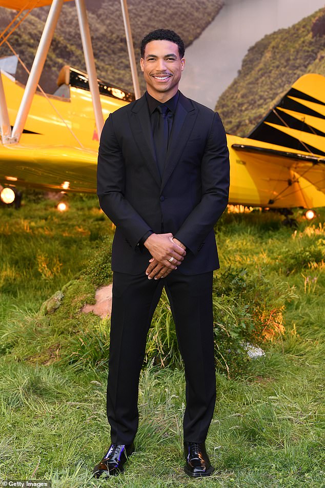 Tarzan Davis koji glumi Degas u franšizi bio je prikladan i pokrenut dok je stigao na crveni tepih