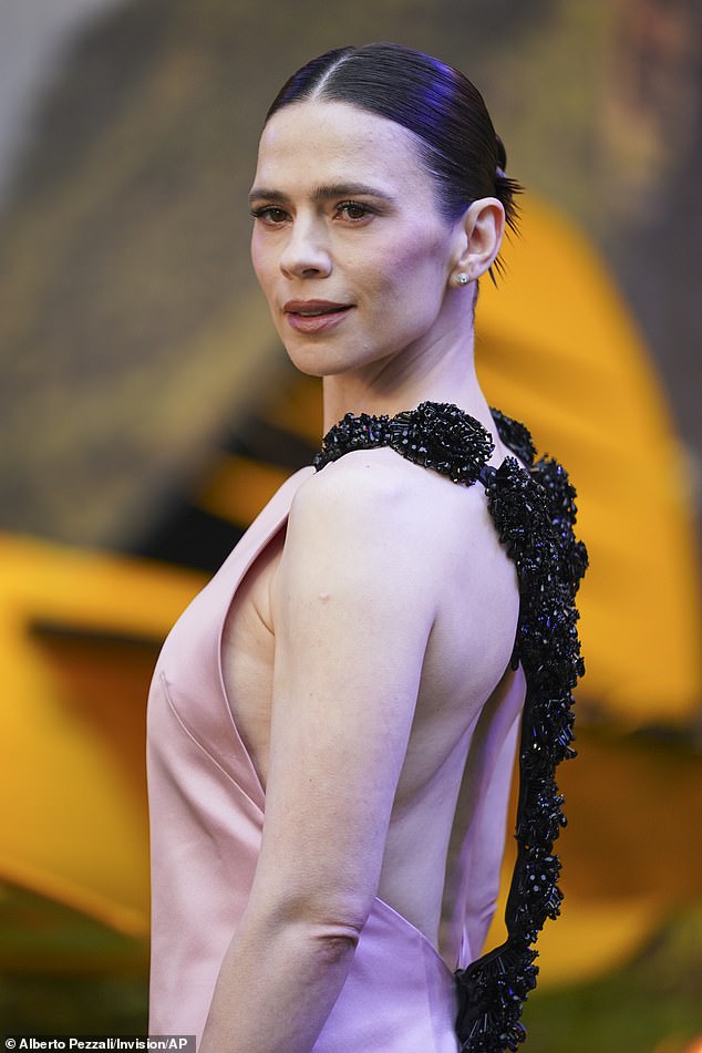 Hayley se probudila u satenskoj ružičastoj haljini s crnim sekvencima, dok je pozirala oluju na crvenom tepihu