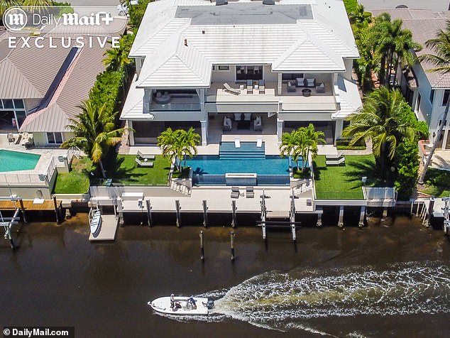 Posljedni jastučić-koji se može pohvaliti bazenom, lječilištem, kućnim kinom i privatnim pristaništem-nalazi se u ekskluzivnom Royal Palm Yacht & Country Clubu u Boca Ratonu