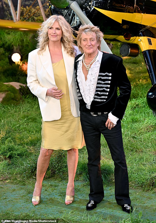 Također su bili nazočni Penny Lancaster i Rod Stewart, koji su na crveni tepih stavili voljeni prikaz