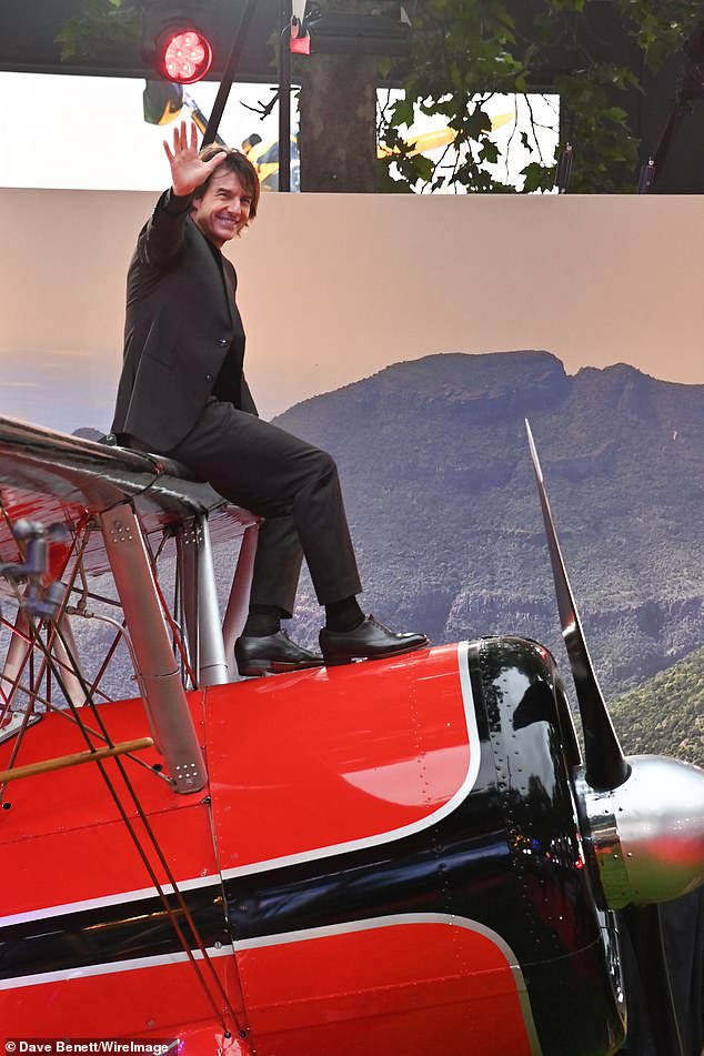 Tom se popeo na avione i mahnuo fanovima dok je prisustvovao Londonskoj premijeri misije: nemoguće - konačno računanje na trgu Leicester u četvrtak