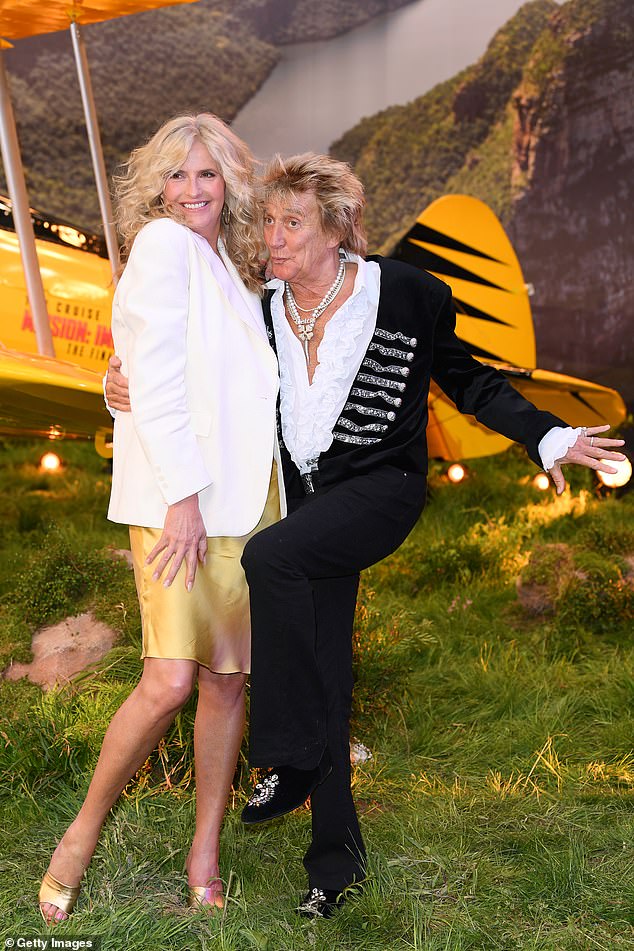 Ranije navečer, Rod je stavio vrlo animirani zaslon dok je pozirao pored svoje glamurozne supruge dok je slavio Osmu i posljednju ratu Toma Cruisea, konačno računanje