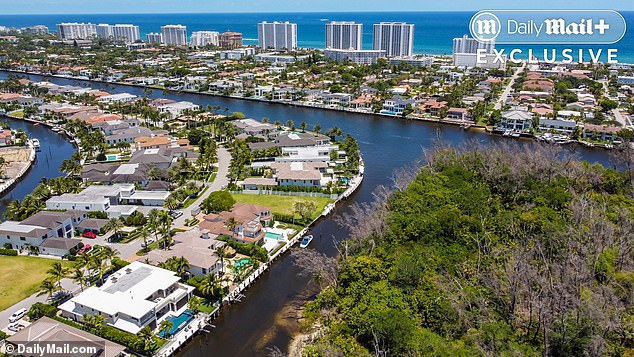 Mansion se može pohvaliti pogledom na slikoviti plovni put koji se prazni u jezero Boca Raton