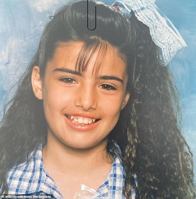 Jedna slika s povratnim udarcem zarobila ju je u uniformi, pozirajući za svoje fotografije u osnovnoj školi