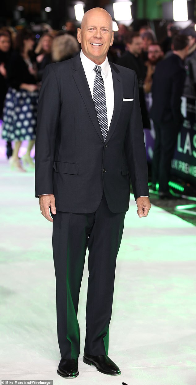 Još 2013. godine, Cassie je napisala tekst na kojem je glasila: 'Koliko god mislite da ste Bruce Willis, niste. Oženjen je, a prije nego što se oženio, obitelj u cjelini krenula je zajedno ili samo on i njegova žena '; Willis viđen 2019. u Londonu