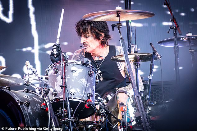 Lee je izveo na bubnjevima na stadionu Marvel 14. studenog 2023. u Melbourneu u Australiji