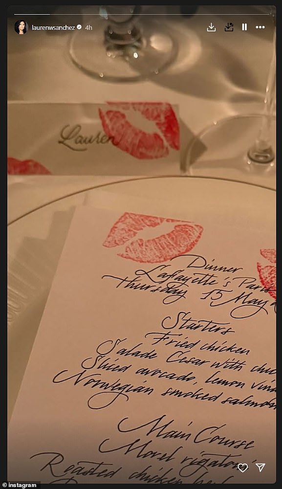 Ona i njezini poznati prijatelji uživali su u večeri u povijesnom restoranu Lafayette's Paris u Parizu, koji nudi rafinirana francuska jela s modernim zaokretom