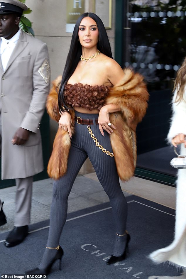 Kim je bljesnula tonirana midriff u vrhu Bandeaua i tamno sivim gamašama visokog struka koja je pokazala njezine obline sata