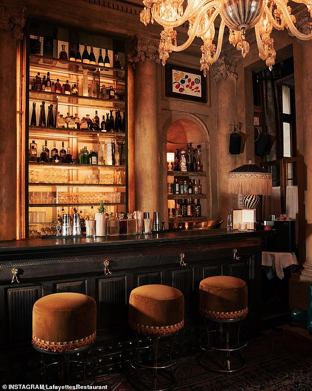 Lauren i njezini prijatelji bili su obrađeni početnicima koji su uključivali prženu piletinu, salatu od cezara i norveški dimljeni losos i glavno jelo koje su u Lafayette's Paris restoranu (na slici) sadržavale gljive Rigatoni i pečenu piletinu (na slici)