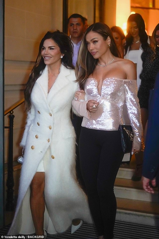 Izgledala je bez napora u krznenom bijelom dvostrukom kaputu