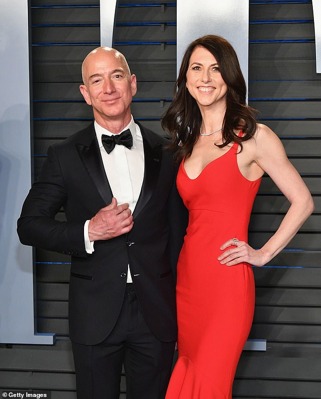 Bezosov angažman Sancheza pratio je par koji je imao aferu, što je Jeff priznao, što je dovelo do razvoda od supruge od 25 godina, Mackenzie Scott 2019. godine. Na slici: Bezos sa Scottom zajedno 2018. godine zajedno