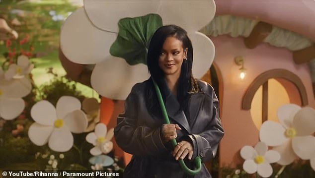 Video je započeo sa zvijezdom u čarobnoj šumi dok je okružen cvijećem i gljivama dok je tok sunčeve svjetlosti blistao na njoj