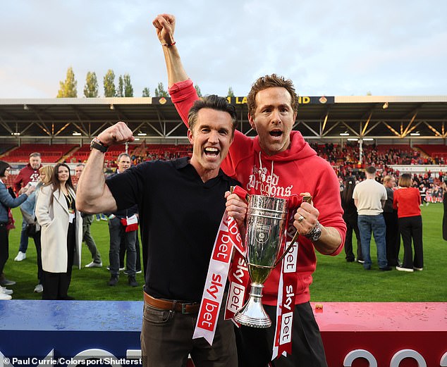 Rob McElhenney (lijevo) i Ryan Reynolds (desno) nadgledali su treću ravno promociju