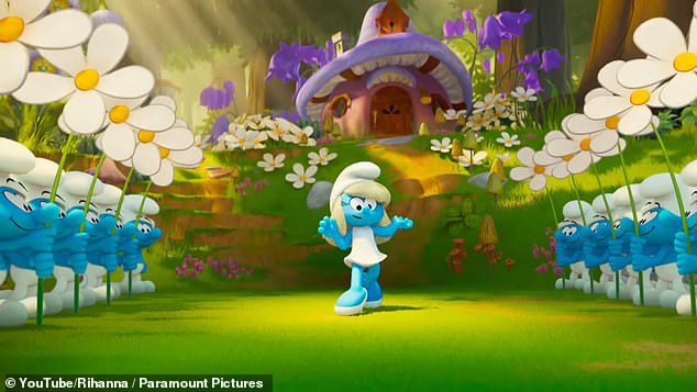 Potom je ušla u vrata koja su dovela do toga da su Smurfs plesali na pjesmu - uključujući Smurfette koji je ugasio i pjevao tekstove