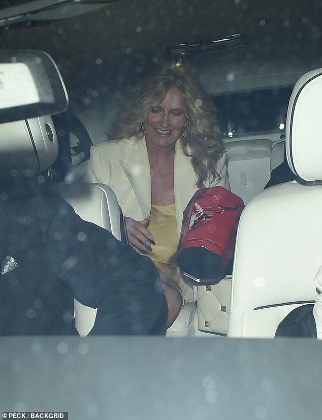 Suprotno tome, Rodova supruga Penny Lancaster (54) izgledala je prepuno graha dok je oduševljeno stegnula svoju misiju: ​​Nemoguće kolekcionare kokice kokice dok se penjala u njihov automobil koji čeka