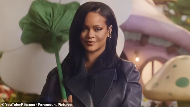 Rihanna - čiji je posljednji singl Lift Me Up za film 2022. Black Panther: Wakanda Forever - Stretted u crnoj kožnoj jakni, kao i odgovarajućim, izrezanim dnima