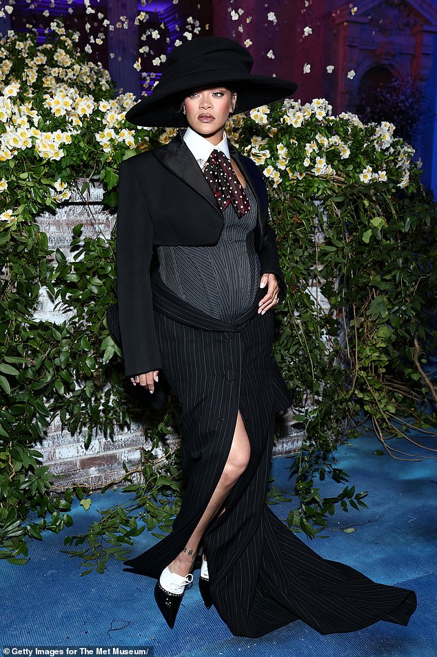 Dizajner Fenty - koja očekuje svoje treće dijete s partnerom A $ AP Rocky - nedavno je potvrdio da joj trudnoća neće odgoditi povratak u glazbu; Gledano na Met Gala 2025 ranije ovog mjeseca