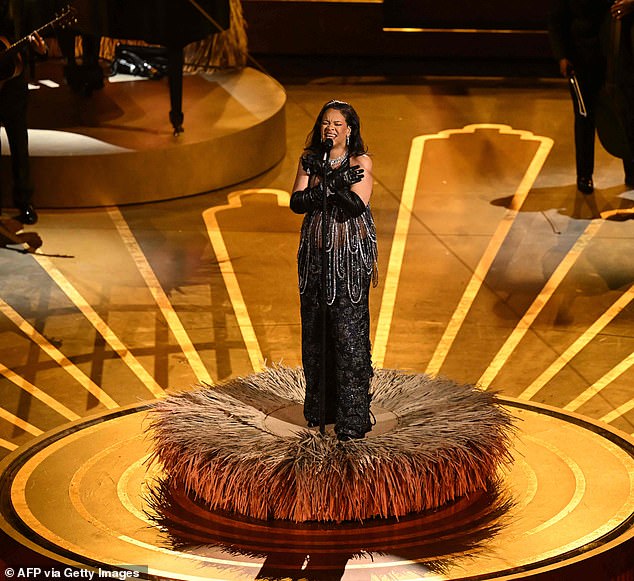 U razgovoru za Entertainment Tonight, kišobran je pitao je li album - koji su obožavatelji nazvali 'R9' - bit će „stanka još duže“ zbog trudnoće; Gledano kako se izvodi diže me 2023. u Hollywoodu