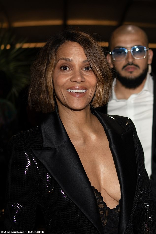 Da bi dovršio svoj elegantni ansambl, Halle je ljuljala vrlo košulja istaknula Bob i odlučila se za prirodni izgled šminke