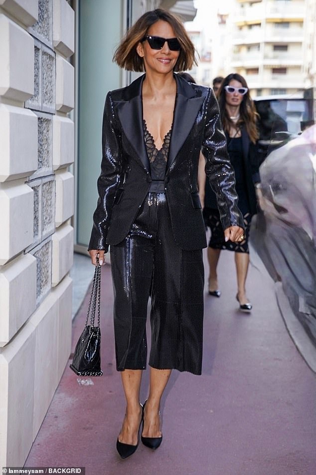 Dodajući dodatni nagovještaj glamura, ona se okolo oko sebe u aa crnoj kožnoj vrećici Chanel koja je sadržavala ručicu metalnog lanca