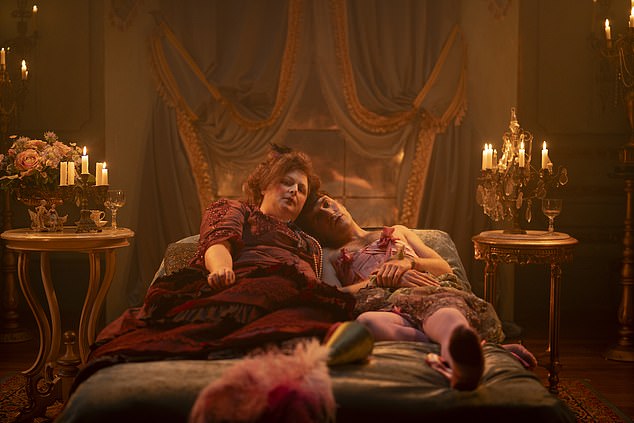 Siobahn McSweeney kao Blanche Mary Boyd, druga supruga četvrte markize, s Callumom Scottom Howellsom kao njenim sinom Henryjem Pagetom u novom filmu Madfabulous