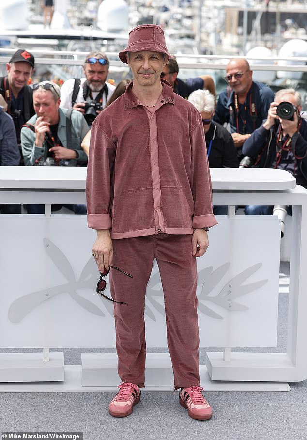 Jeremy Strong oduševljena gužva u Cannesu pojavljujući se u ružičastom Lanvinskom ansamblu - zajedno s tenisicama od 900 funti i odgovarajućim (ružičastim corduroy) kašikom