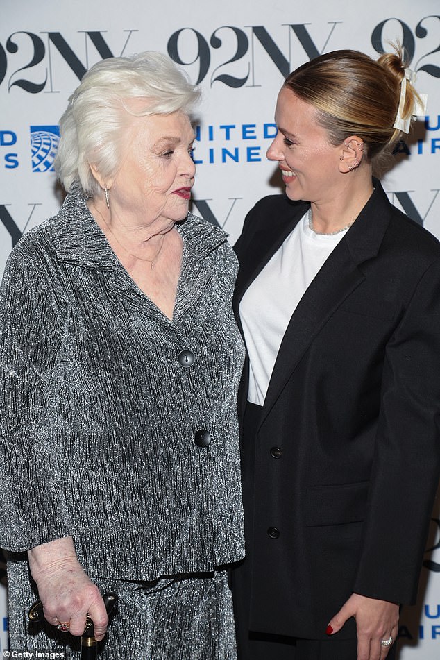 Scarlett Johansson sa 95-godišnjom June Squibbom, koja će biti glumila u svom debitantskom filmu s redateljem