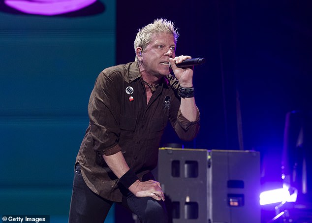 Dexter je poznat po tome što je prilično renesansni čovjek s rockerom koji također drži doktorat u molekularnoj biologiji i kao licencirani pilot